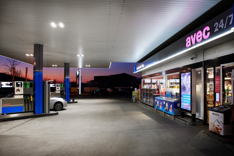 avec station-service